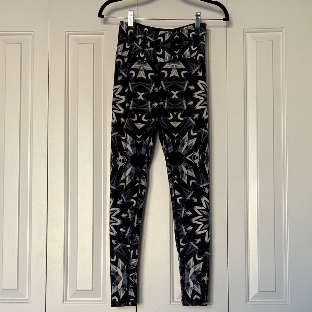 Wolven Raina Print Geometric Black and Gray Leggings